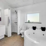 Four-bedroom With A Hot Tub 01 하데르슬레우