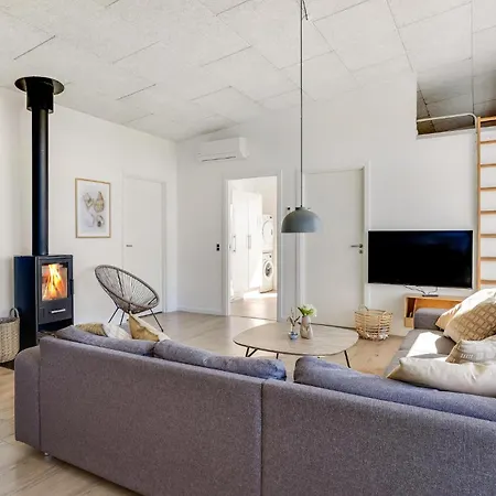 Hébergement de vacances Four-bedroom With A Hot Tub 01
