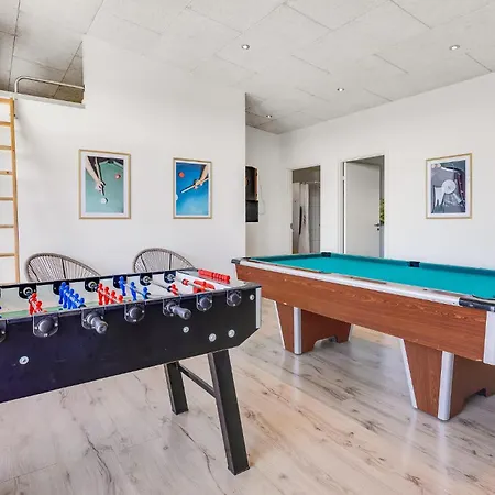 Four-bedroom With A Hot Tub 01 펜션
