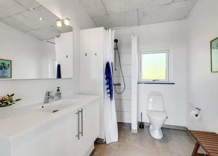 Four-bedroom With A Hot Tub 01 *