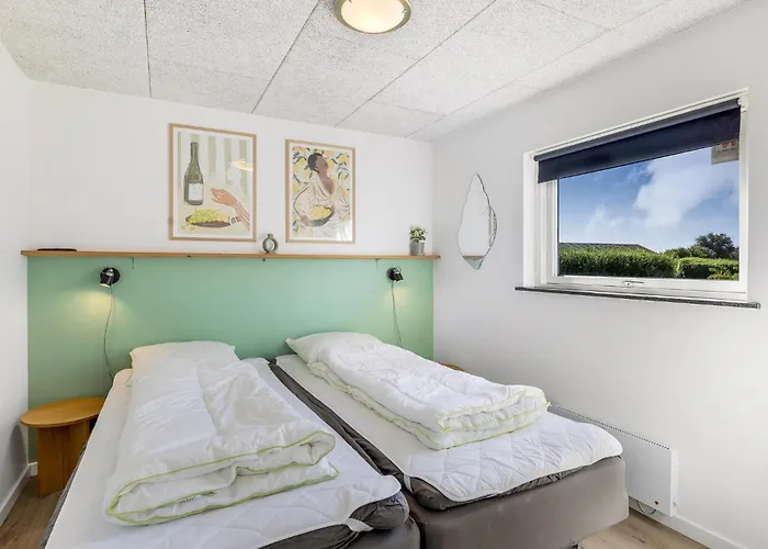 Four-bedroom With A Hot Tub 01 *