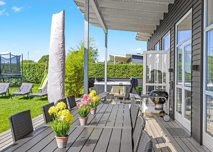 Nyaraló Four-bedroom With A Hot Tub 01 *