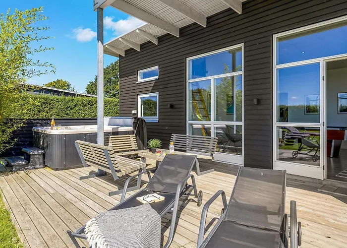 Nyaraló Four-bedroom With A Hot Tub 01