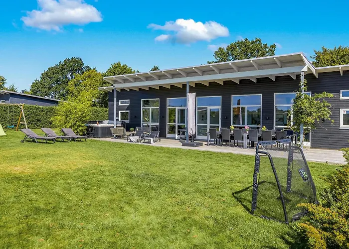 Four-bedroom With A Hot Tub 01 Nyaraló *