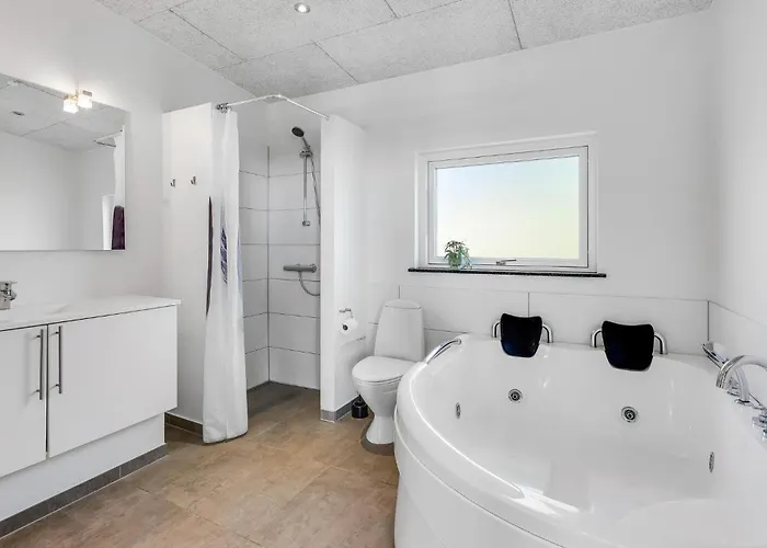 Four-bedroom With A Hot Tub 01 Haderslev