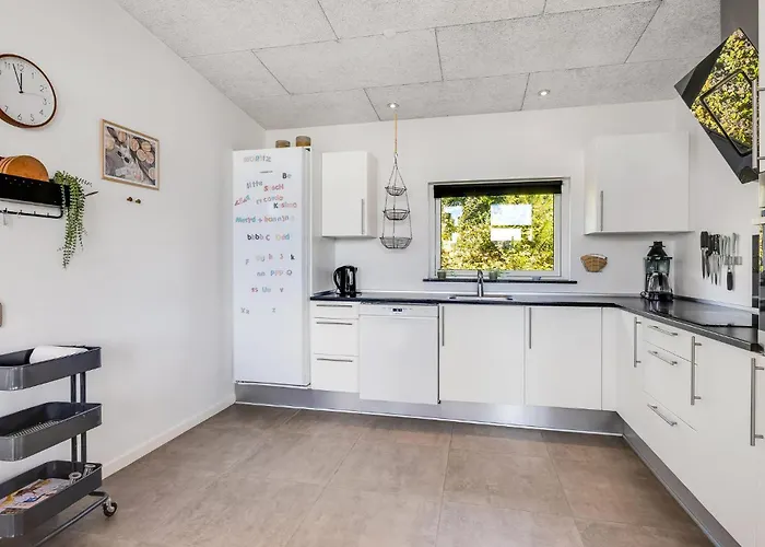 Four-bedroom With A Hot Tub 01 *